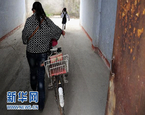 10月12日，税成康的女儿税忆宁（右）在外婆接送下放学回家。