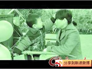 学生拍的视频中，涛涛为妈妈擦汗。