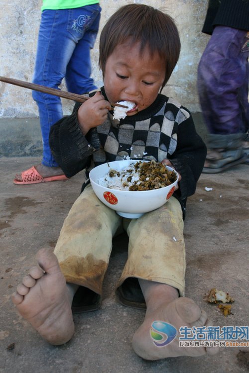 云南拉祜族村寨孩子冬天赤脚上学 