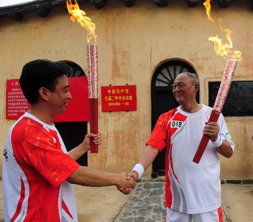 赵将军是北京奥运会石家庄地区18号贺幛火炬手，在西柏坡将奥运火炬传递给年轻人