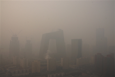 2015年12月22日 重度雾霾下中央电视台新址大楼。图/CFP